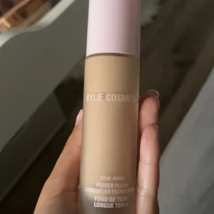 Kylie Cosmetics Foundation - säljer denna eftersom jag beställde i fel färg, endast använd 2 gånger 🥰nytt pris 415kr