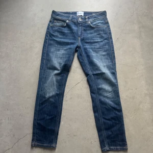 Snygga blå jeans från dondup - Säljer ett par jeans från dondup då de är för små. Jeansen passar 155-165 i längden och har en slim fit passform. Skriv vid minsta lilla fråga.😀