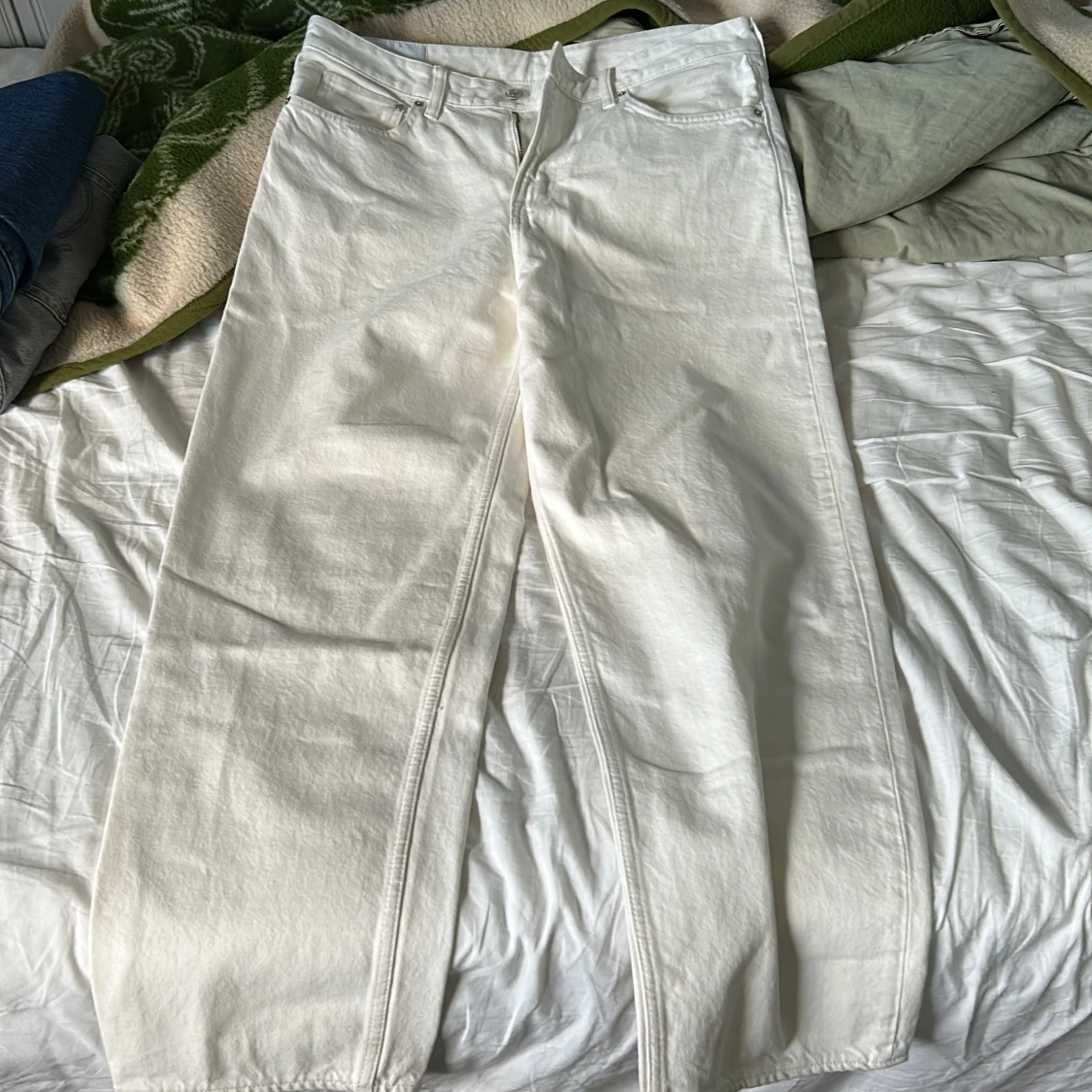 Vita loose fit jeans från H&M