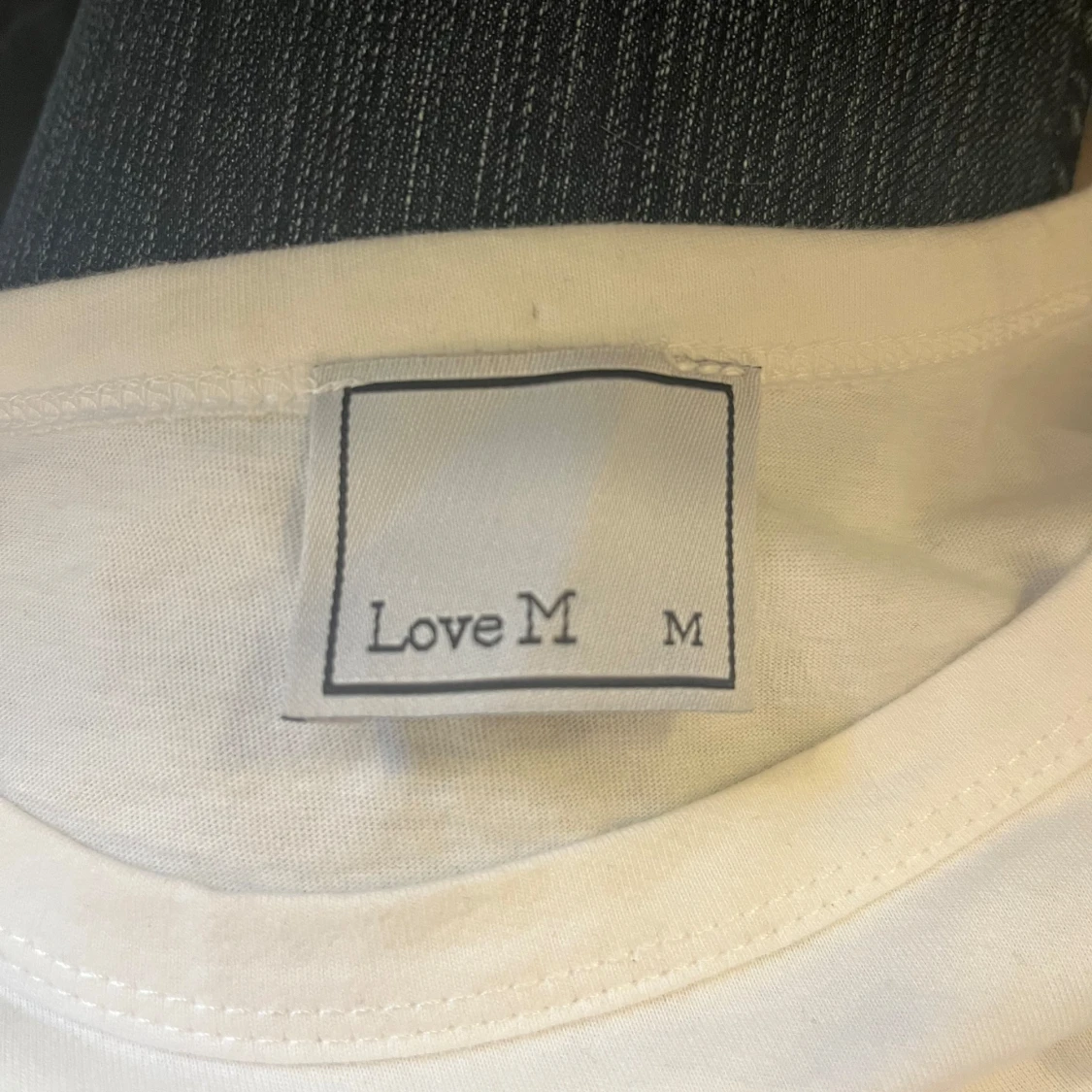 Vit blus med puffärmar från Love M - 2