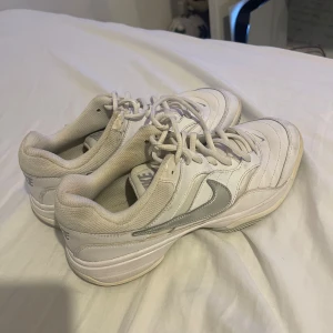 Vita Nike träningskor - Nike träningsskor som fungerar för både killar och tjejer, lite gammla men funkar ändå. Kontakta mig gärna med frågor!