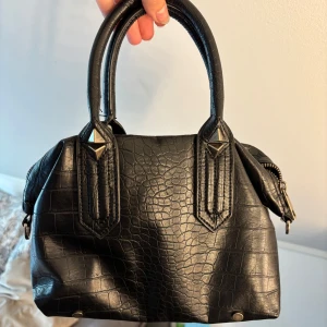 Svart handväska - En svart handväska från Zara i perfekt storlek, i nyskick🎉🫰