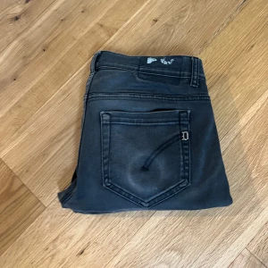Dondup George  - Ett par feta dondup jeans. Mörk gråa i storlek 31. 