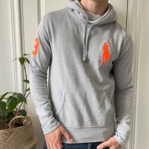 Ralph Lauren big pony hoodie  - Ralph Lauren big pony hoodie storlek S. Inga defekter! Modellen är 180,75 kg😊