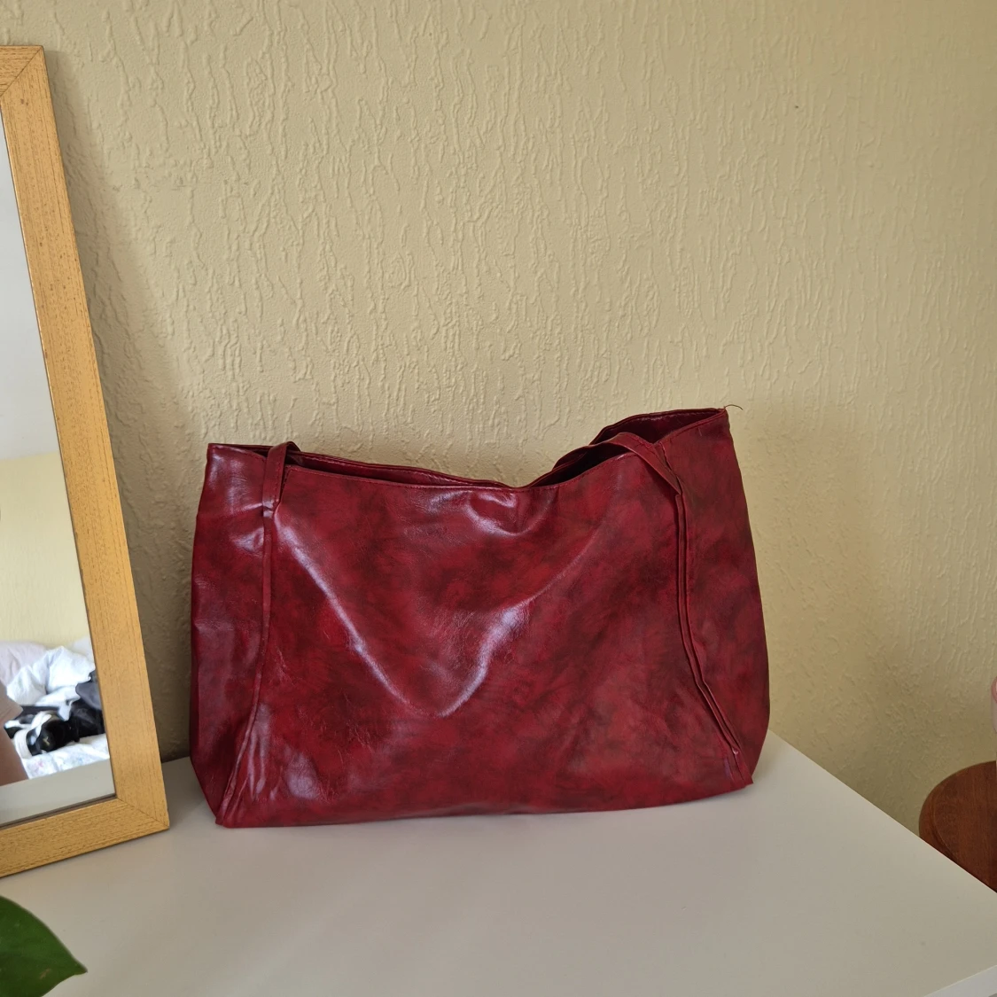 Vinröd axelväska i skinnimitation - 1