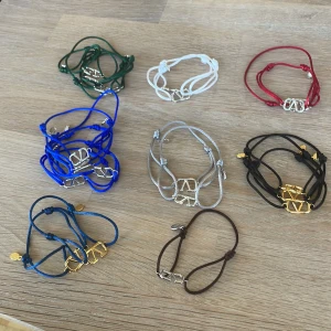 Valentino armband  - Säljer dessa snygga v armband i olika färger, styck pris är 229  men kan gå ner i styck pris beroende på hur många man köper 