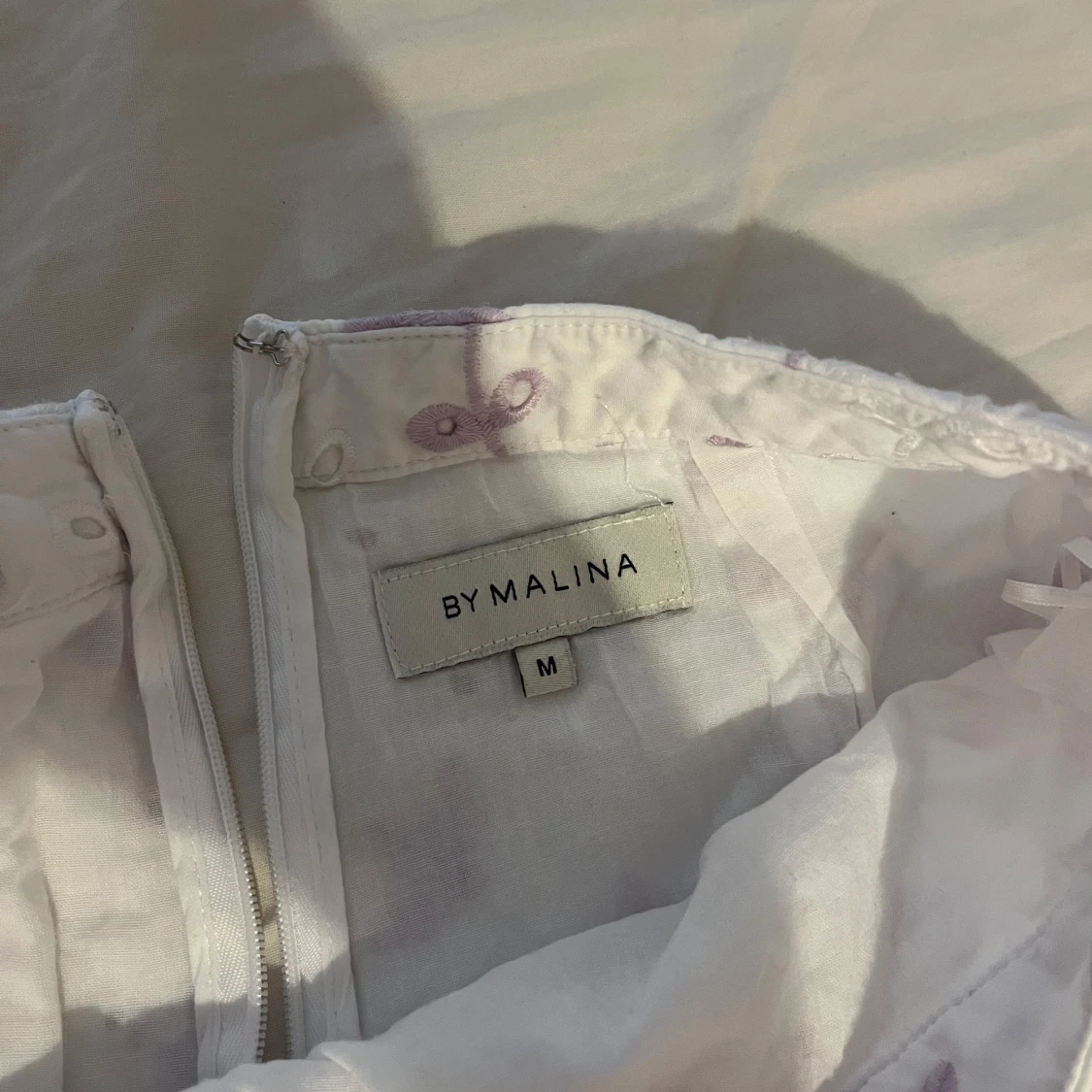 Broderade vita shorts från By Malina - 1