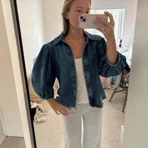 Jeans blus  - Superfin jeansblus från Zara som också fungerar som en jacka över en stickad nu på hösten! Aldrig andvänd. Är i storlek xl, för att man ska kunna ha en stickad under. Nypris 600❤️
