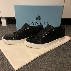 Svarta sneakers från Lanvin i skinn - Snygga svarta sneakers från Lanvin med vita sulor och svarta snören, Säljer dessa otroligt fina lanvins i super skick skorna är i storlek uk 6 vilket motsvarar 40-41 män passar avän 42. Allt på bild medföljer. Hör av er vid funderingar 😁.       /Tonanresell