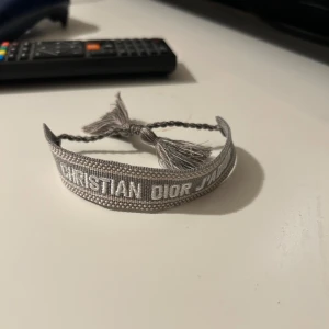 Grått Dior armband  - Ett riktigt fett ljusgrått Dior armband! Skriv vid frågor 🤝