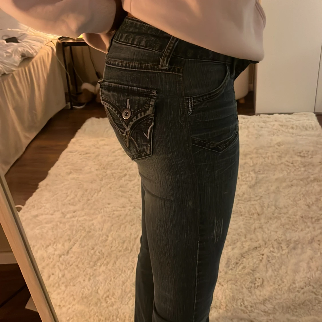 Mörka bootcut jeans med detaljerade fickor - 2