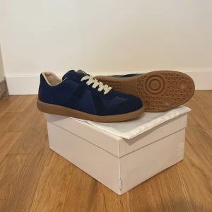 Maison margiela skor - Mörkblåa maison margiela | Äkta | kvitto finns| Pris: 2699kr| Skick: Nästan nya bara prövade på| Storlek 42| 
