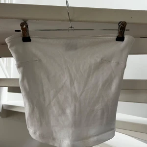 Tub top - Tub topp ifrån Gina tricot. Silikon band på insidan för att undvika att den glider ner. Stl S 