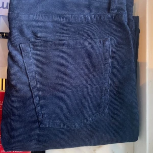 Mörkblå manchesterbyxor från Zadig & Voltaire  - Säljer mina Zadig och Voltaire byxor i Manchester. Väldigt bra skick endast använda ett par gånger. Sitter slim i storlek 29. Väldigt bekväma.