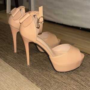 Beiga platåpumps  - Beige platåpumps i storlek 37. Oanvända, endast testade inomhus. Finns i Stockholm. 