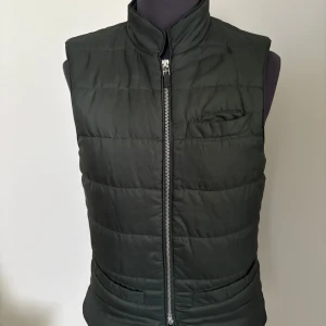 John Henric väst - John Henric väst. Bra skick 