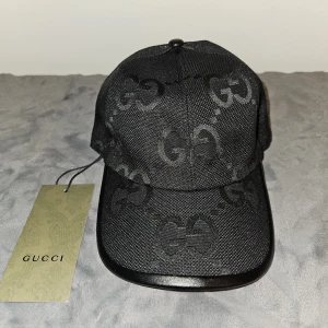 Svart jumbo keps  - DM vidd frågor eller intresse 