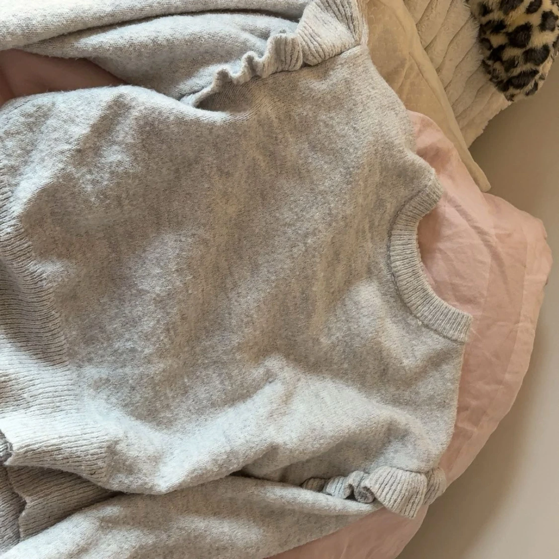 Ljusgrå stickad tröja med volang från Gina  - 1