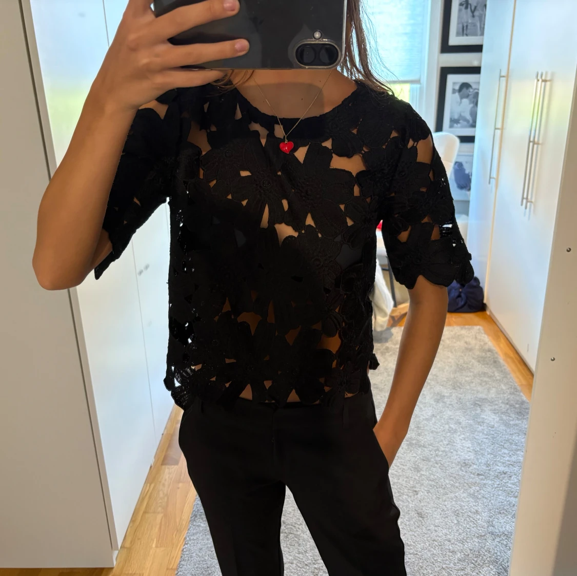 Svart blommig spetsblus