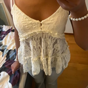 Vit spetsig linnetopp från Stradivarius - Supersöt vit linnetopp från Stradivarius med volangdetaljer och spets över hela toppen! Aldrig använd 