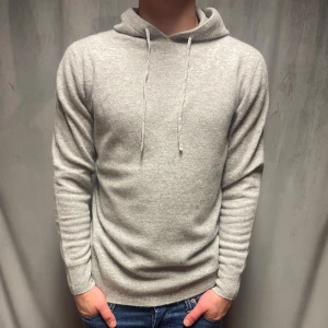 Kashmir/Merino hoodie - En ljusgrå Kashmir/Merino hoodie! Storlek M! Modellen är 177cm lång, passar längre! Skick 10/10, använd 1 gång! Hör av dig vid frågor!🌟