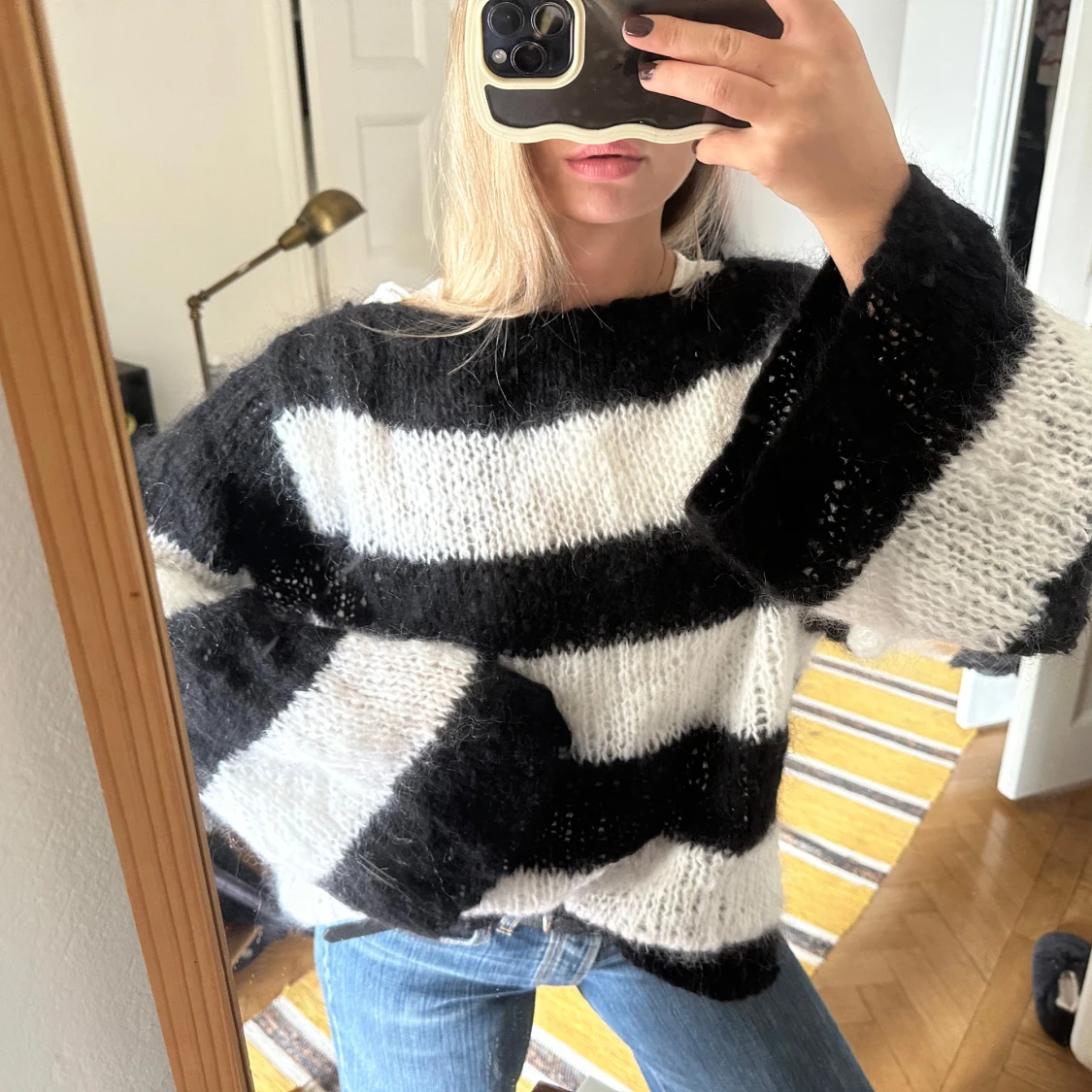 Randig stickad tröja i svart och vitt