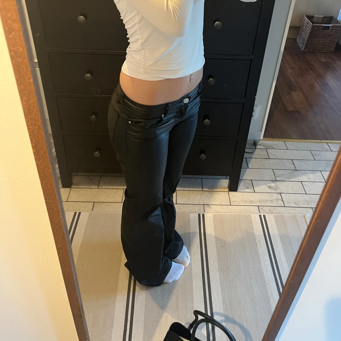 Lågmidjade bootcut skinnbyxor  - 1