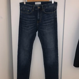 Mörkblå jeans från Pier One - Snygga mörkblå jeans från Pier One med klassisk femficksdesign och diskreta slitningar framtill. Jeansen har raka ben och normal passform, perfekta till sneakers. Materialet är mjukt och stretchigt jeans för extra komfort. Vid funderingar tveka inte på att skriva!😊 Mvh Victor 