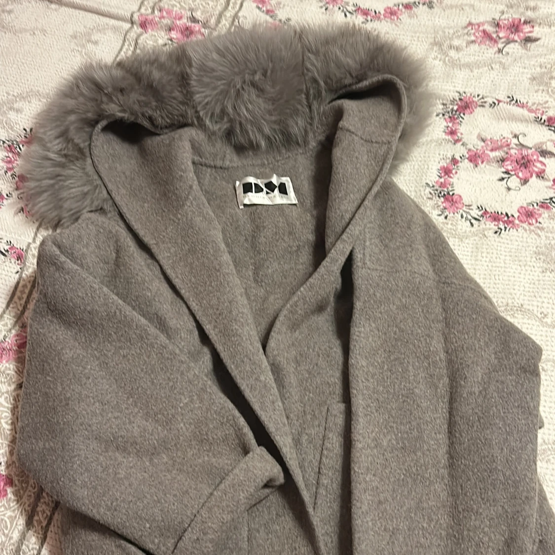 Grå kappa med fuskpäls från Dennis Maglic