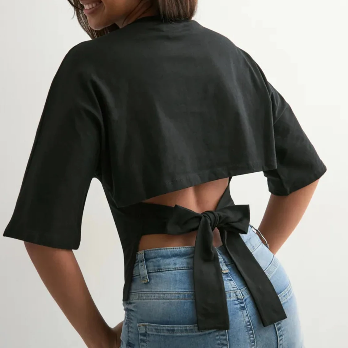 Svart topp med öppen rygg och knyt