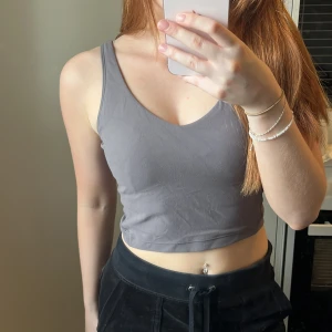 Grå croppad träningströja - Storlek S 