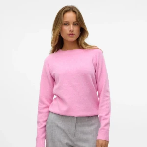 Ljusrosa stickad tröja i kashmir - Supermjuk ljusrosa stickad tröja i kashmir med rund halsringning och ribbade muddar. Långärmad och klassisk passform som är både chill och snygg. Perfekt att slänga på sig när det är kallt ute. Lite nopprig, men inget som man lägger märke till❤️