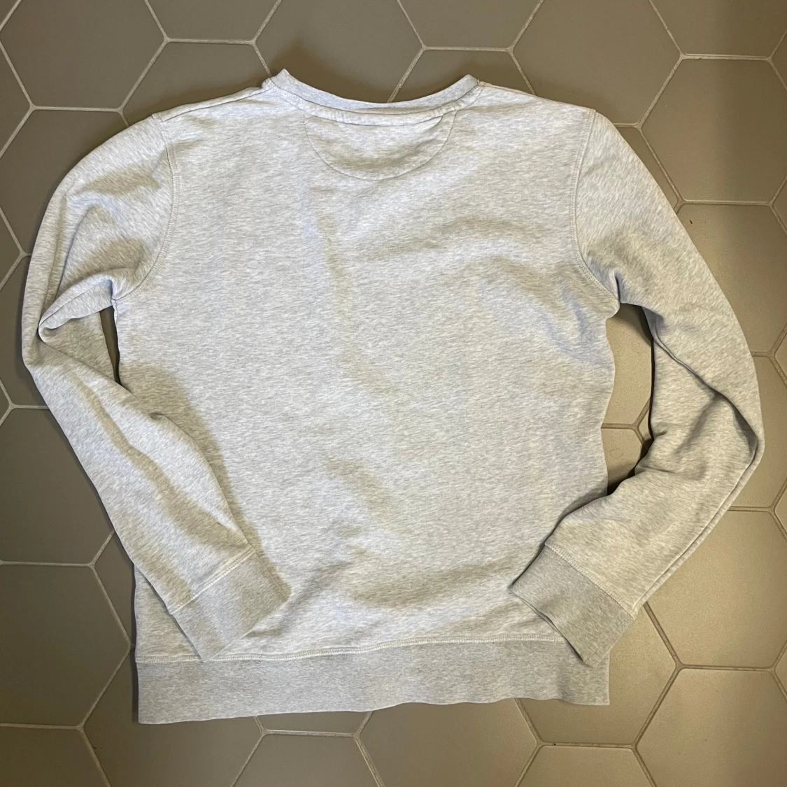 Ljusgrå sweatshirt från Gant - 1