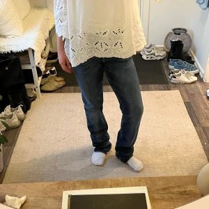 Tiger of sweden mörkblå raka jeans - Säljer ett par klassiska mörkblå jeans med rak passform. Jeansen har hög midja och är tillverkade i ett robust denimtyg som ger en tidlös look. Perfekta för dig som gillar en enkel och stilren stil.