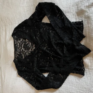 Svart spetsblus från Gina Tricot - Säljer en svart långärmad blus från Gina Tricot i genombruten spets med blommigt mönster. Toppen har v-ringning och är figurnära med transparent känsla.                                                               Använt fåtal gånger, slutsåld, nypris: 299kr                                              Skickar ditt köp inom 24h!💘