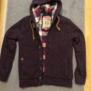 Fodrad Cardigan - Säljer denna feta stickade vinröda cardigan med fodring inne | Använd 1-3 gånger dvs ny| Ifall du vill sticka ut och va unik är detta för dig! | Hör av dig vid frågor!