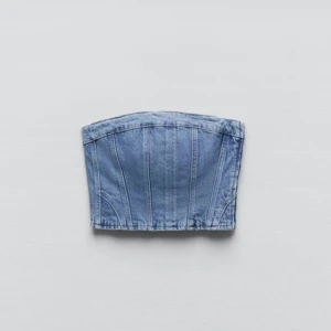 Jeans topp  - Från Zara. Storlek M men passar mig som vanligtvis har S och XS i toppar. Dragkedja finns på sidan för att kunna ta på sig den.