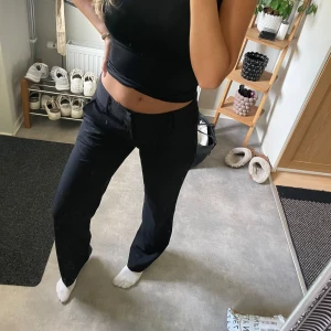 Svarta kostymbyxor med rak passform - Säljer ett par svarta kostymbyxor med rak passform och lågmidjade. Jag är 170cm lång 