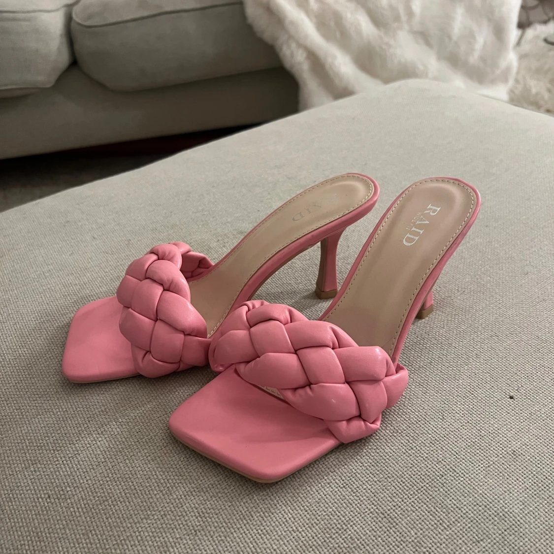 Rosa flätade klackar från RAID