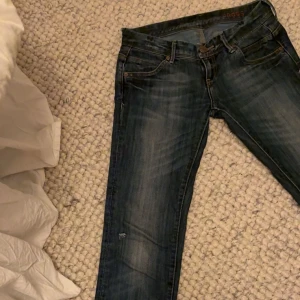 Mörkblå bootcut jeans från Cross  - As snygga mörkblå vintage lågmidjade bootcut cross jeans, väldigt bra skick, innerbenslängd: 87cm & midjan är en XS/S❤️❤️