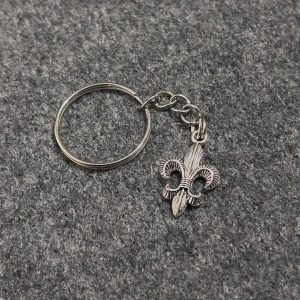 Fleur Key - Stainless steel keyring with a sleek fleur-de-lis charm. Minimalist and versatile