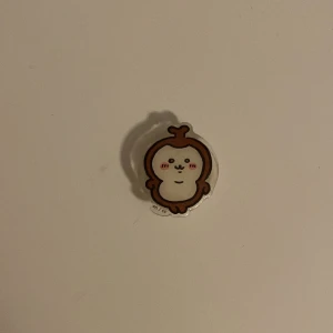 Popsocket - Bilderna visar en söt mobil popsocket som är köpt i sydkorea. Den är inte alls använd och fanns i en mystery låda med olika av dessa karaktärer. 