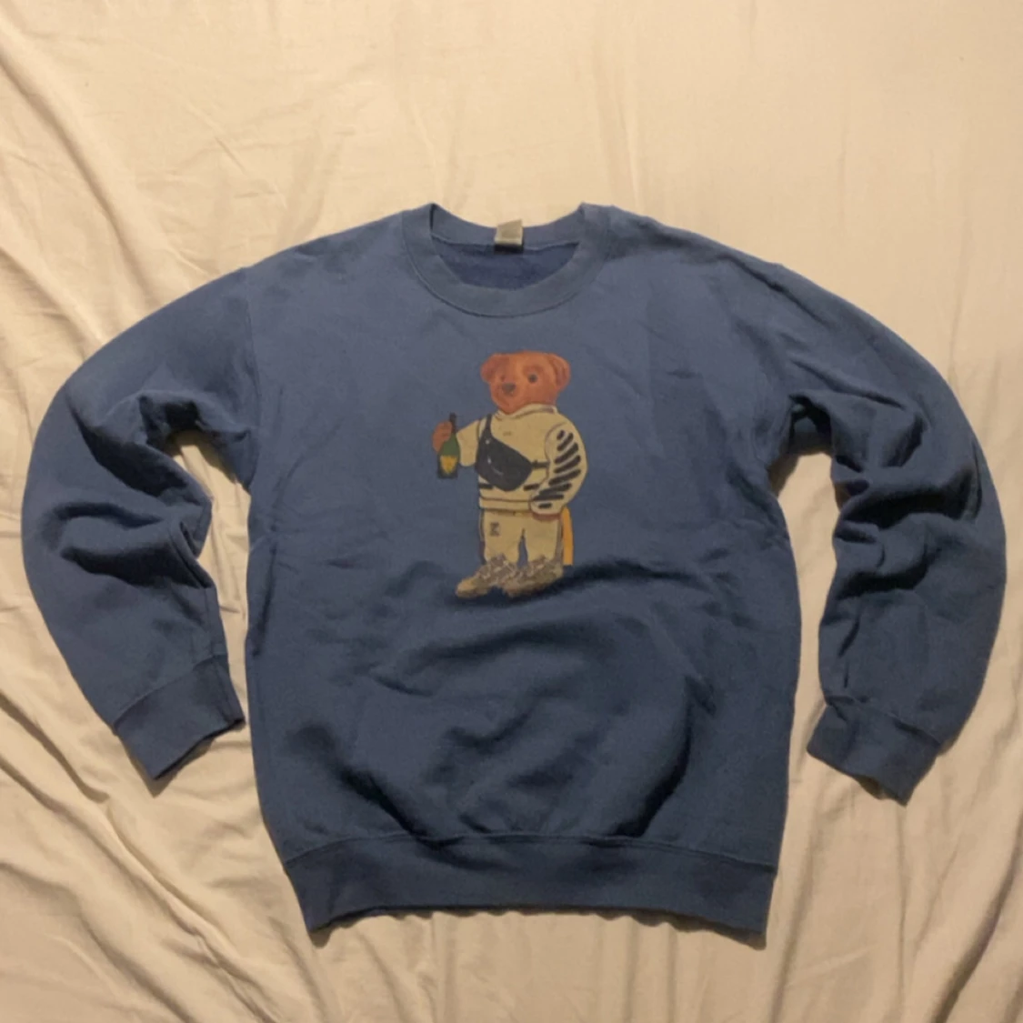 Blå sweatshirt med nalletryck
