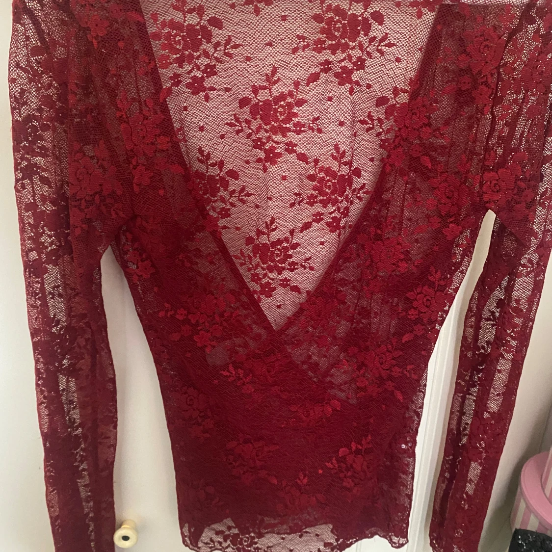 Vinröd spetsblus med paljetter  - 1