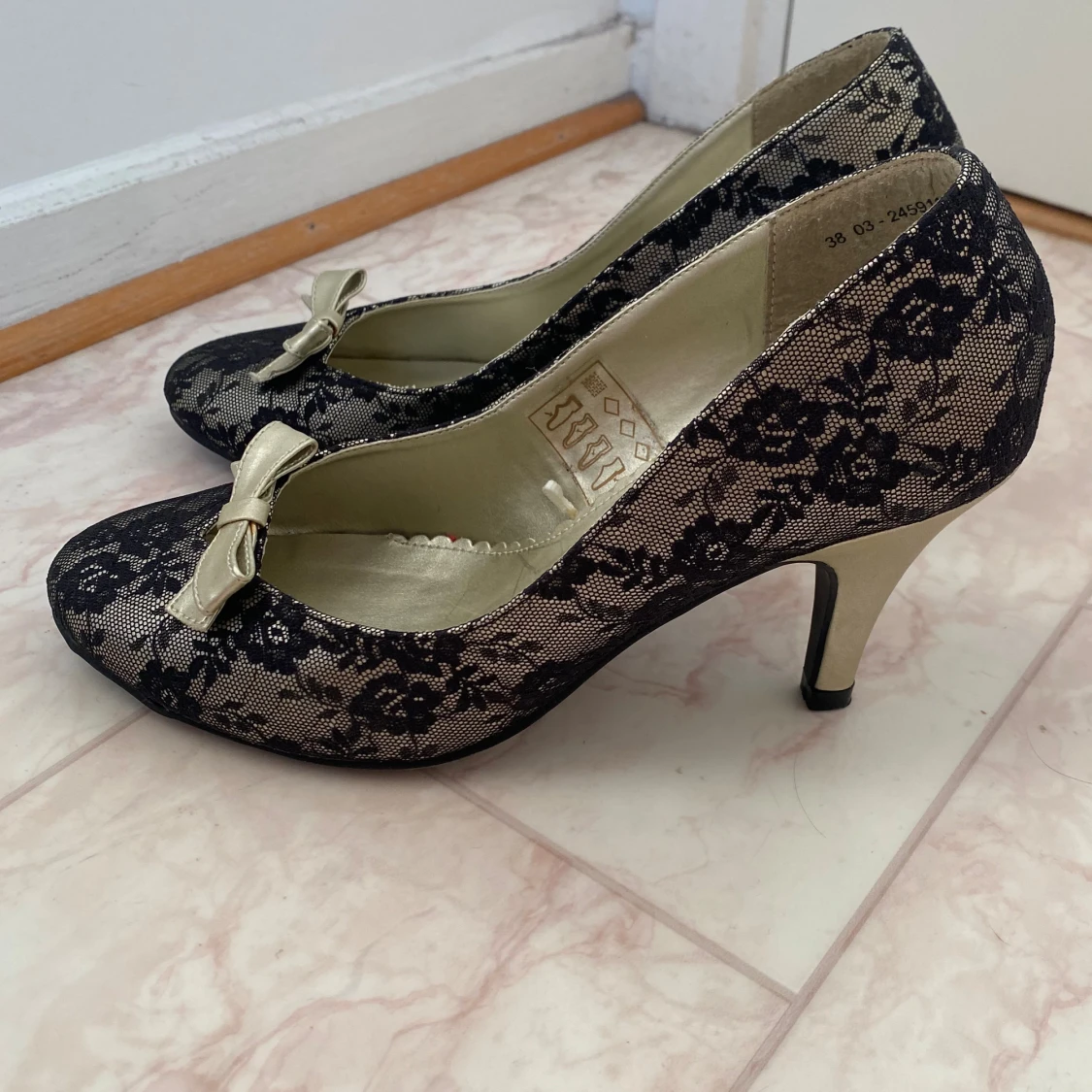 Svarta spetsklädda pumps med rosett - 3