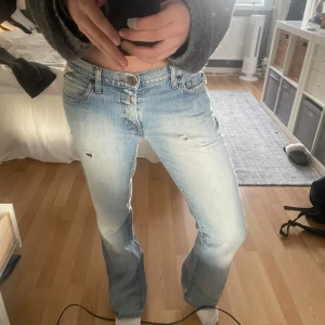 Snygga jeans  - Jätte snygga lågmidjade jeans från Replay med några hål/slitningar!🩷 Midjemått - 40 Innerbenslängden- 81  Ytterbenslängden- 102                 Pris kan diskuteras                                  