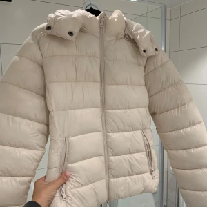 Beige pufferjacka från 157 - Snygg beige pufferjacka från 157 i storlek M. Endast testad och oanvänd med prislappen kvar. Nypris 400kr. 🌸