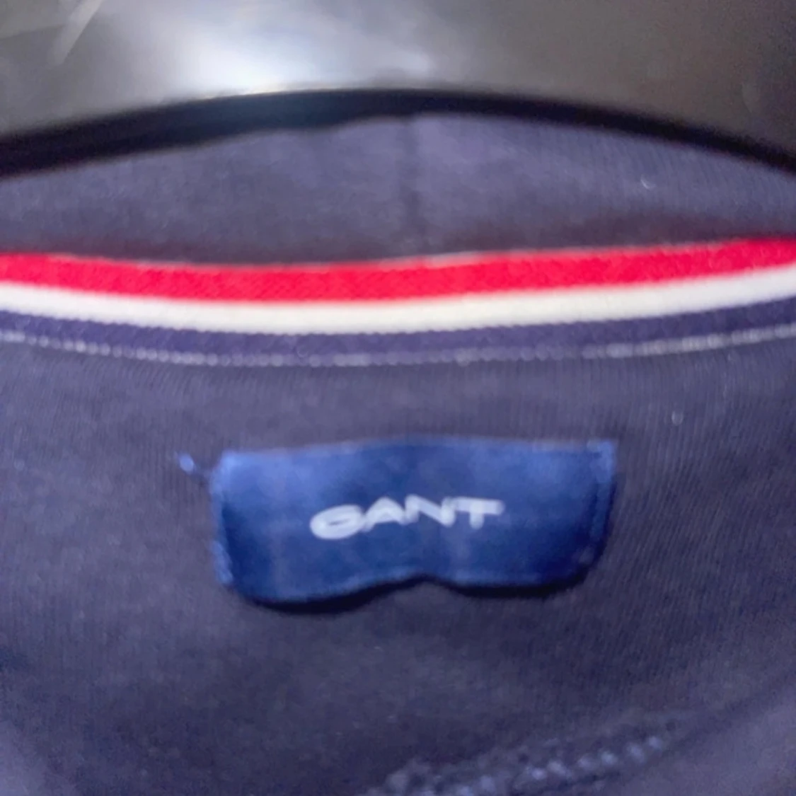 Mörkblå hoodie från GANT  - 1