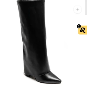 Svarta höga boots med spetsig tå - Säljer ett par svarta folded boots från Lululia som endast är testade i storlek 38!! Skriv vid frågor💗