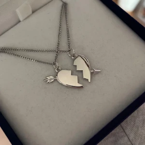 Maria Nilsdotter inspirerat halsband - Aldrig använda, silverpläterade och tillverkade i rostfritt stål. Kedjornas längd är  40+5 cm och nickelfria. Om du har fler frågor, tveka inte att höra av dig 🤗